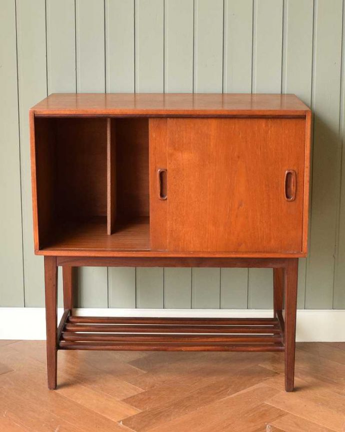 アンティークのキャビネット アンティーク家具 お洒落なヴィンテージの北欧系家具、イギリスで見つけた引き戸タイプのレコードキャビネット。扉の奥はたっぷり収納扉を開けると、中にはたっぷりの収納。(x-1109-f)