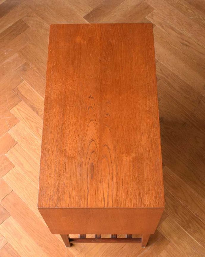 アンティークのキャビネット アンティーク家具 お洒落なヴィンテージの北欧系家具、イギリスで見つけた引き戸タイプのレコードキャビネット。天板の塗装もキレイに仕上げましたヴィンテージの家具は修復方法が様々。(x-1109-f)