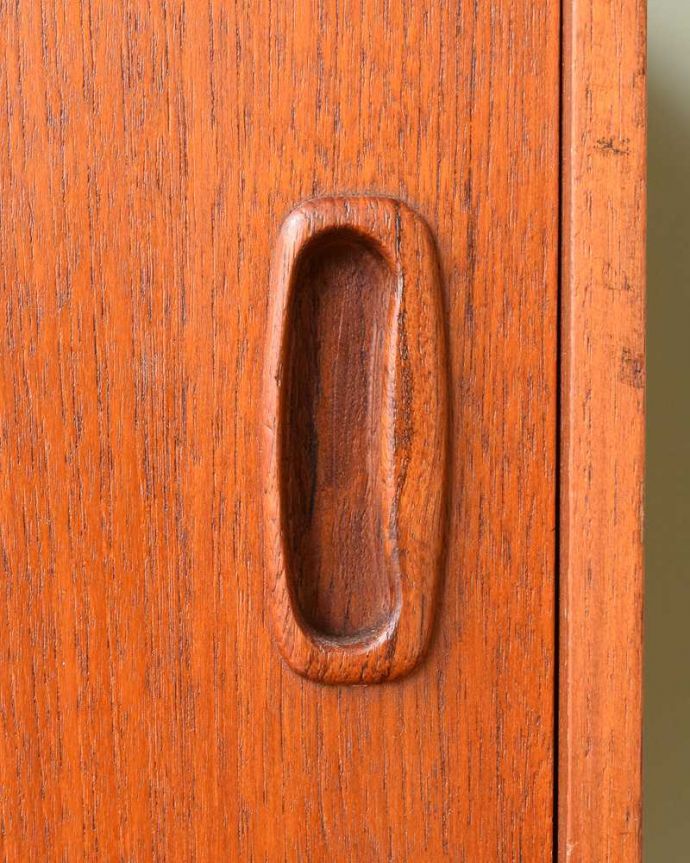 アンティークのキャビネット アンティーク家具 お洒落なヴィンテージの北欧系家具、イギリスで見つけた引き戸タイプのレコードキャビネット。デザインの一部になっている取っ手取っ手のデザインもシンプルかつ機能的に。(x-1109-f)