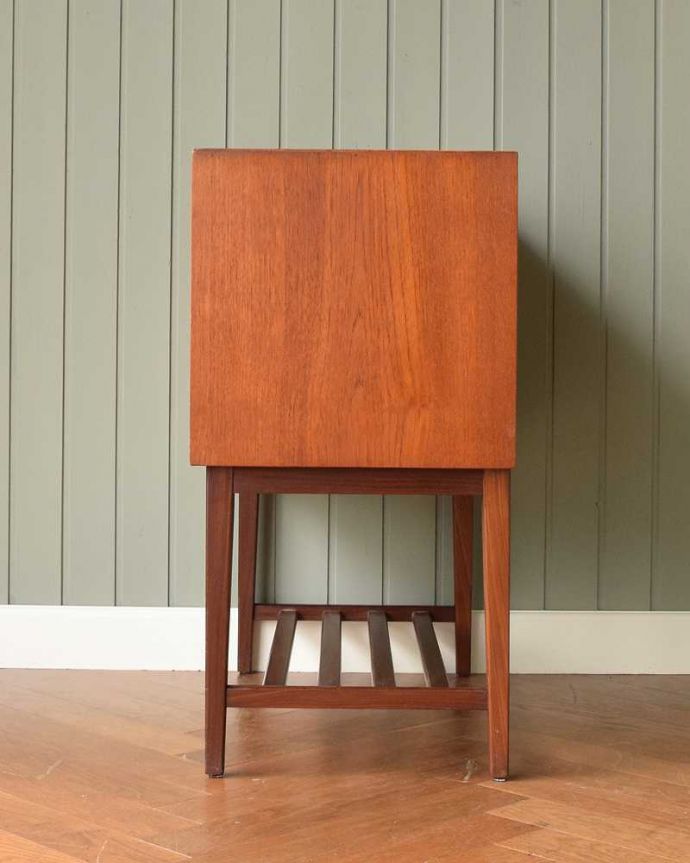 アンティークのキャビネット アンティーク家具 お洒落なヴィンテージの北欧系家具、イギリスで見つけた引き戸タイプのレコードキャビネット。横から見てもスッキリどこから見てもスッキリとしてステキなヴィンテージ。(x-1109-f)