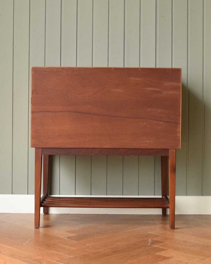 アンティークのキャビネット アンティーク家具 お洒落なヴィンテージの北欧系家具、イギリスで見つけた引き戸タイプのレコードキャビネット。もちろん後ろ姿もキレイですビンテージは新品ではないので、もちろん経年変化によるキズはあります。(x-1109-f)