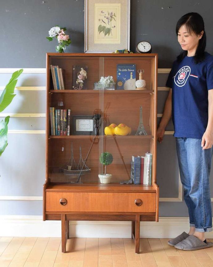 アンティークのキャビネット　アンティーク家具　シンプルなヴィンテージ家具、引き出し付きのディスプレイキャビネット（引き戸ガラス）。シンプルな中に感じられるあたたかさスッキリとカッコイイ雰囲気が人気の北欧スタイルのキャビネット。(x-1110-f)