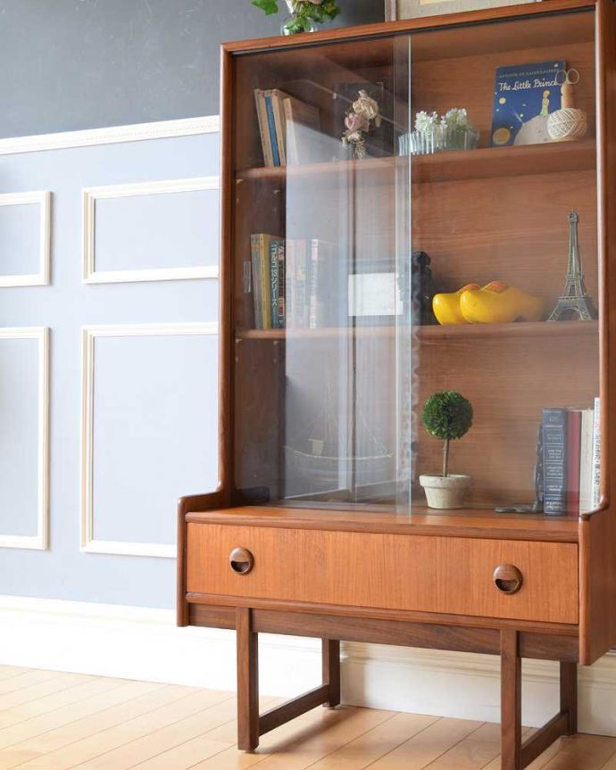 アンティークのキャビネット　アンティーク家具　シンプルなヴィンテージ家具、引き出し付きのディスプレイキャビネット（引き戸ガラス）。ヴィンテージ家具が醸し出すあたたかさ。(x-1110-f)