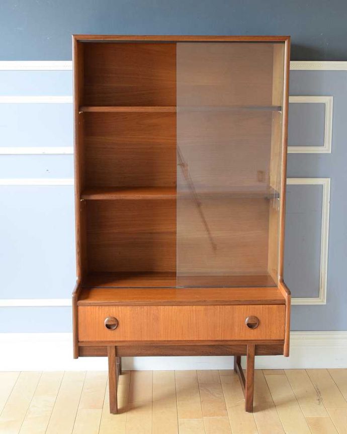 アンティークのキャビネット　アンティーク家具　シンプルなヴィンテージ家具、引き出し付きのディスプレイキャビネット（引き戸ガラス）。慣れ親しんだ引き戸タイプのたっぷり収納扉は日本人の私たち向けに引き戸。(x-1110-f)