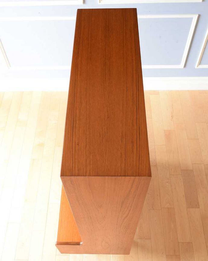 アンティークのキャビネット　アンティーク家具　シンプルなヴィンテージ家具、引き出し付きのディスプレイキャビネット（引き戸ガラス）。天板の塗装もキレイに仕上げましたヴィンテージの家具は修復方法が様々。(x-1110-f)