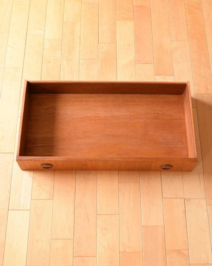 アンティークのキャビネット　アンティーク家具　シンプルなヴィンテージ家具、引き出し付きのディスプレイキャビネット（引き戸ガラス）。もちろん、引き出しもキレイです！引き出しの中も専門の職人が修復したのでキレイです。(x-1110-f)