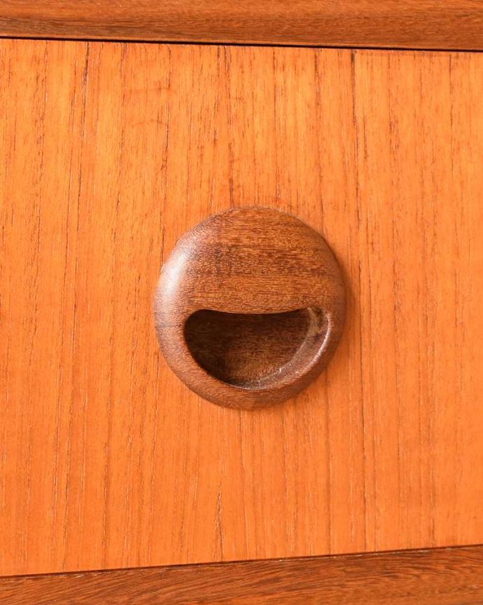 アンティークのキャビネット　アンティーク家具　シンプルなヴィンテージ家具、引き出し付きのディスプレイキャビネット（引き戸ガラス）。デザインの一部になっていますオシャレな取っ手のデザインは、家具のデザインの一部。(x-1110-f)