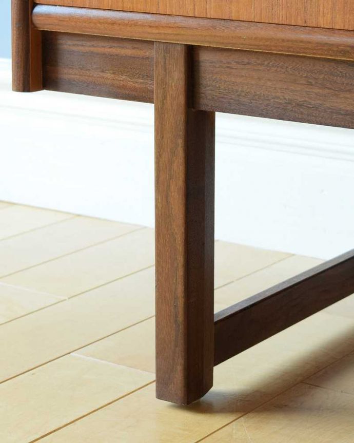 アンティークのキャビネット　アンティーク家具　シンプルなヴィンテージ家具、引き出し付きのディスプレイキャビネット（引き戸ガラス）。スッキリとした脚の裏には…Handleの家具の脚裏にはフェルトキーパーをお付けしています。(x-1110-f)