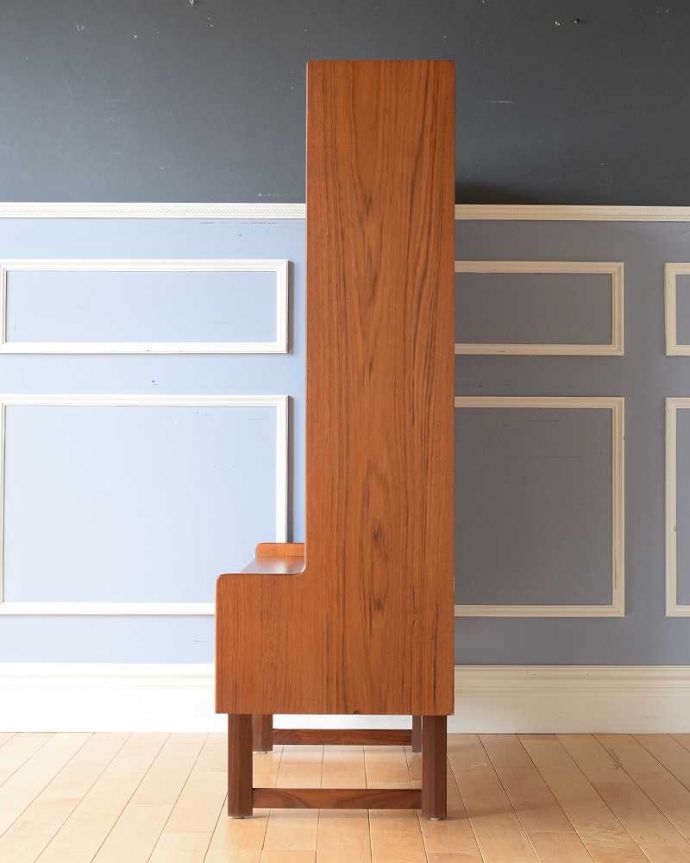 アンティークのキャビネット　アンティーク家具　シンプルなヴィンテージ家具、引き出し付きのディスプレイキャビネット（引き戸ガラス）。横から見てもスッキリどこから見てもスッキリとしてステキなヴィンテージ家具。(x-1110-f)