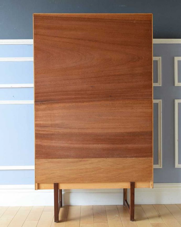 アンティークのキャビネット　アンティーク家具　シンプルなヴィンテージ家具、引き出し付きのディスプレイキャビネット（引き戸ガラス）。後ろ姿もキレイですビンテージは新品ではないので、もちろん経年変化によるキズはあります。(x-1110-f)