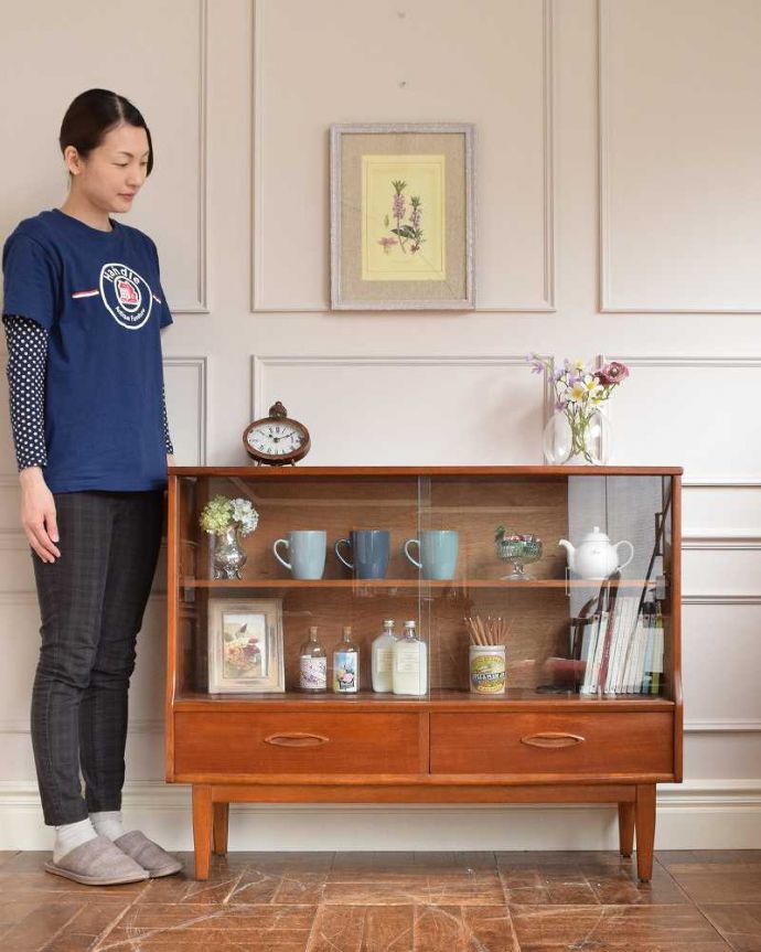 アンティークのキャビネット アンティーク家具 本棚や飾り棚に使えるヴィンテージ家具、引き出し付きのガラスキャビネット。シンプルな中に感じられるあたたかさスッキリとカッコイイ雰囲気が人気の北欧スタイルのキャビネット。(x-1111-f)