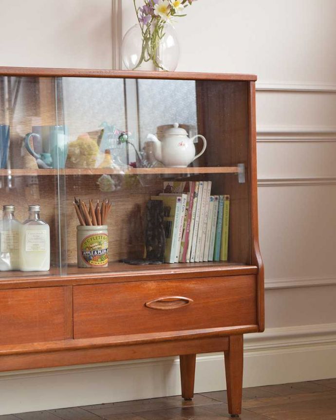 アンティークのキャビネット アンティーク家具 本棚や飾り棚に使えるヴィンテージ家具、引き出し付きのガラスキャビネット。ヴィンテージ家具が醸し出すあたたかさ。(x-1111-f)