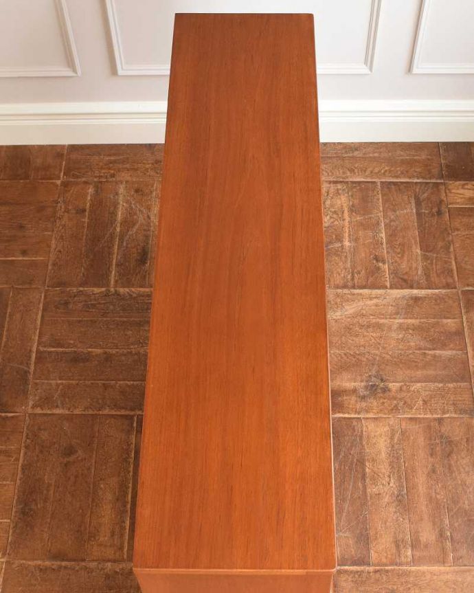 アンティークのキャビネット アンティーク家具 本棚や飾り棚に使えるヴィンテージ家具、引き出し付きのガラスキャビネット。天板の塗装もキレイに仕上げましたヴィンテージの家具は修復方法が様々。(x-1111-f)