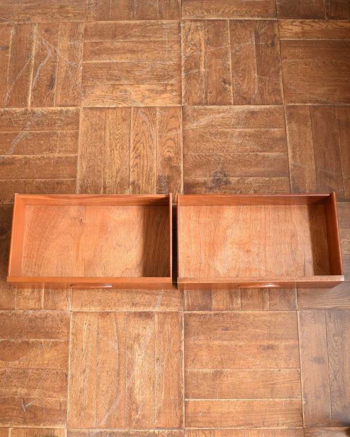 アンティークのキャビネット アンティーク家具 本棚や飾り棚に使えるヴィンテージ家具、引き出し付きのガラスキャビネット。もちろん、引き出しもキレイです!引き出しの中も専門の職人が修復したのでキレイです。(x-1111-f)