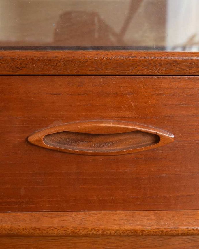 アンティークのキャビネット アンティーク家具 本棚や飾り棚に使えるヴィンテージ家具、引き出し付きのガラスキャビネット。デザインの一部になっていますオシャレな取っ手のデザインは、家具のデザインの一部。(x-1111-f)