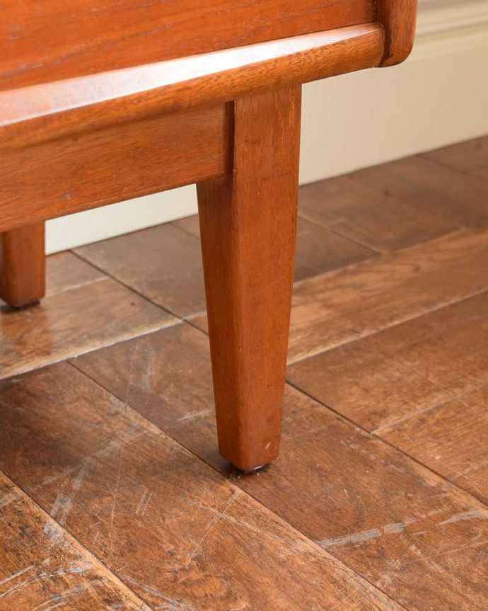 アンティークのキャビネット アンティーク家具 本棚や飾り棚に使えるヴィンテージ家具、引き出し付きのガラスキャビネット。スッキリとした脚の裏には…Handleの家具の脚裏にはフェルトキーパーをお付けしています。(x-1111-f)