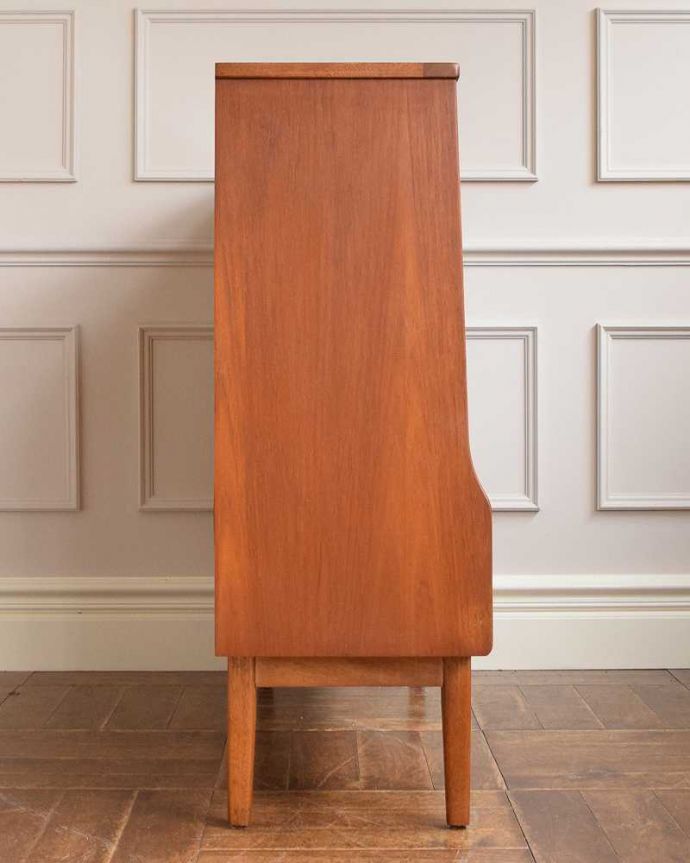 アンティークのキャビネット アンティーク家具 本棚や飾り棚に使えるヴィンテージ家具、引き出し付きのガラスキャビネット。横から見てもスッキリどこから見てもスッキリとしてステキなヴィンテージ家具。(x-1111-f)