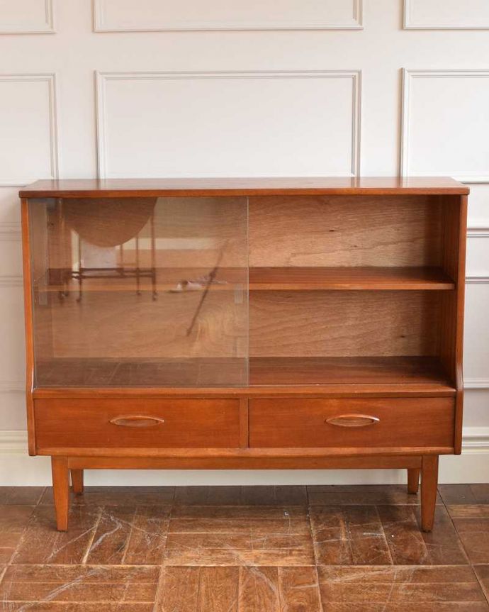 アンティークのキャビネット アンティーク家具 本棚や飾り棚に使えるヴィンテージ家具、引き出し付きのガラスキャビネット。慣れ親しんだ引き戸タイプのたっぷり収納扉は日本人の私たち向けに引き戸。(x-1111-f)