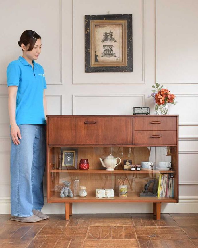 引き戸のヴィンテージガラスキャビネット、コレクションキャビネット