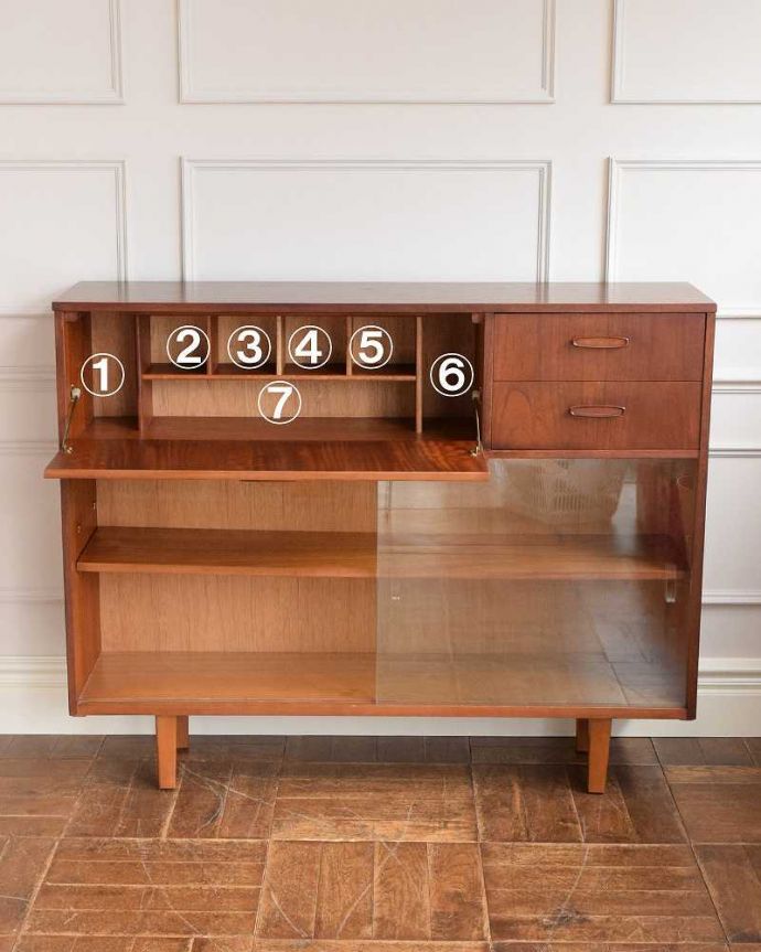 引き戸のヴィンテージガラスキャビネット、コレクションキャビネット