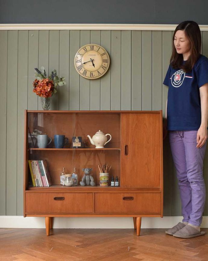 引き戸のヴィンテージガラスキャビネット、見せる収納と隠す収納が