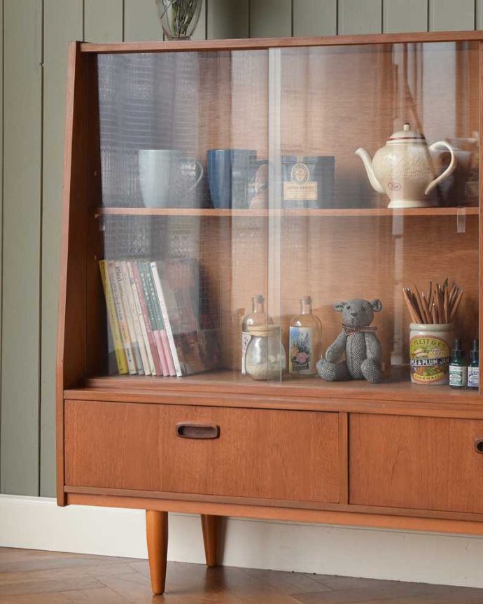 アンティークのキャビネット アンティーク家具 引き戸のヴィンテージガラスキャビネット、見せる収納と隠す収納ができるショーケース。ヴィンテージ家具が醸し出すあたたかさ。(x-1113-f)