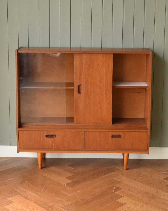 アンティークのキャビネット アンティーク家具 引き戸のヴィンテージガラスキャビネット、見せる収納と隠す収納ができるショーケース。慣れ親しんだ引き戸タイプのたっぷり収納扉は日本人の私たち向けに引き戸。(x-1113-f)