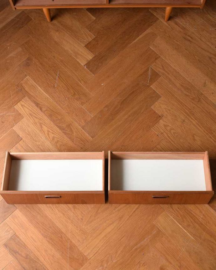 アンティークのキャビネット アンティーク家具 引き戸のヴィンテージガラスキャビネット、見せる収納と隠す収納ができるショーケース。もちろん、引き出しもキレイです!引き出しの中も専門の職人が修復したのでキレイです。(x-1113-f)