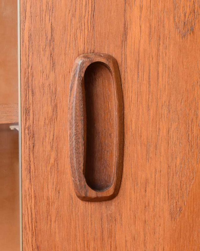 アンティークのキャビネット アンティーク家具 引き戸のヴィンテージガラスキャビネット、見せる収納と隠す収納ができるショーケース。デザインの一部になっていますオシャレな取っ手のデザインは、家具のデザインの一部。(x-1113-f)