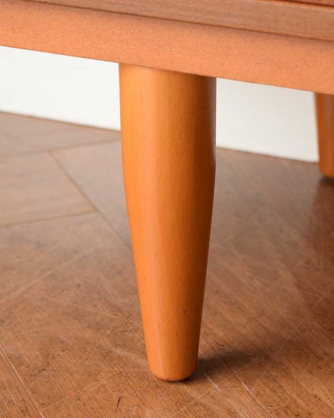 アンティークのキャビネット アンティーク家具 引き戸のヴィンテージガラスキャビネット、見せる収納と隠す収納ができるショーケース。スッキリとした脚の裏には…Handleの家具の脚裏にはフェルトキーパーをお付けしています。(x-1113-f)