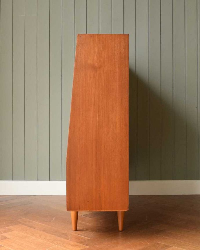 アンティークのキャビネット アンティーク家具 引き戸のヴィンテージガラスキャビネット、見せる収納と隠す収納ができるショーケース。横から見てもスッキリどこから見てもスッキリとしてステキなヴィンテージ家具。(x-1113-f)