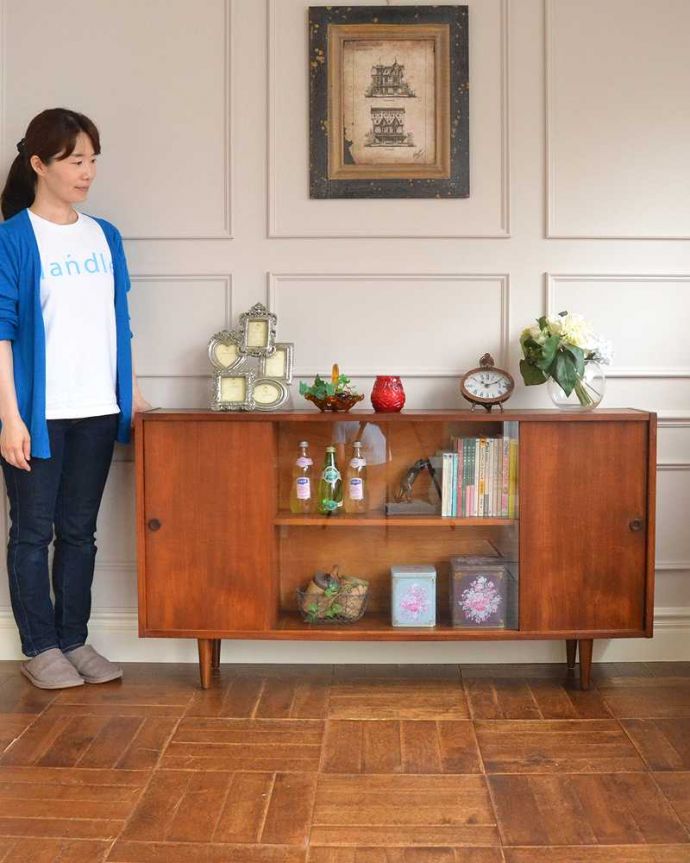 アンティークのキャビネット アンティーク家具 引き戸のヴィンテージガラスキャビネット、引き戸タイプのショーケース。シンプルな中に感じられるあたたかさスッキリとカッコイイ雰囲気が人気の北欧スタイルのキャビネット。(x-1114-f)