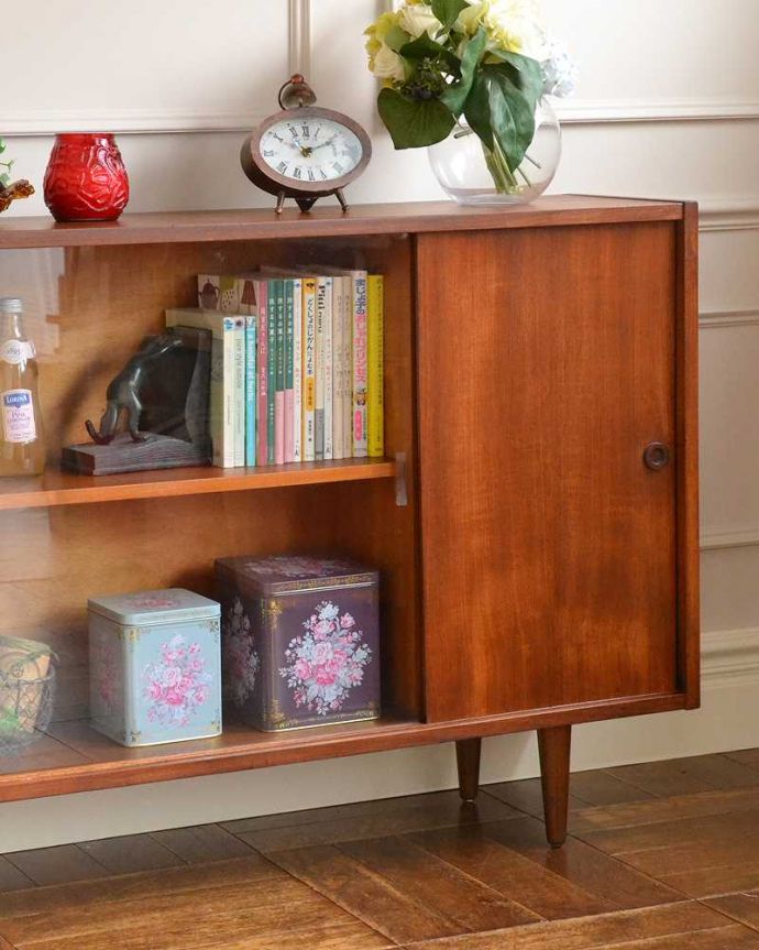 アンティークのキャビネット アンティーク家具 引き戸のヴィンテージガラスキャビネット、引き戸タイプのショーケース。ヴィンテージ家具が醸し出すあたたかさ。(x-1114-f)