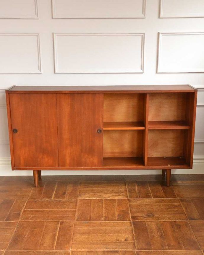 アンティークのキャビネット アンティーク家具 引き戸のヴィンテージガラスキャビネット、引き戸タイプのショーケース。慣れ親しんだ引き戸タイプのたっぷり収納扉は日本人の私たち向けに引き戸。(x-1114-f)