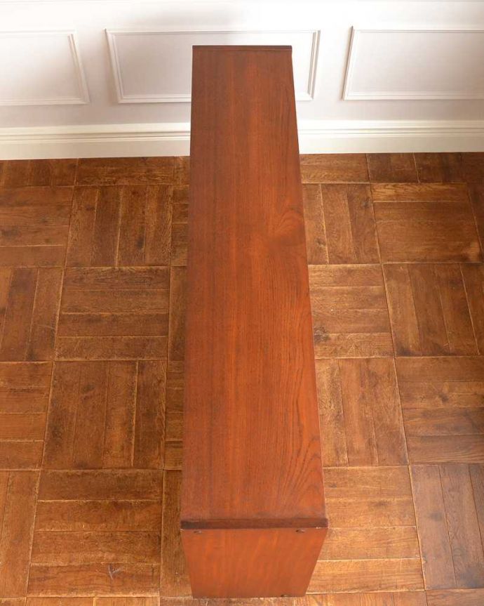 アンティークのキャビネット アンティーク家具 引き戸のヴィンテージガラスキャビネット、引き戸タイプのショーケース。天板の塗装もキレイに仕上げましたヴィンテージの家具は修復方法が様々。(x-1114-f)