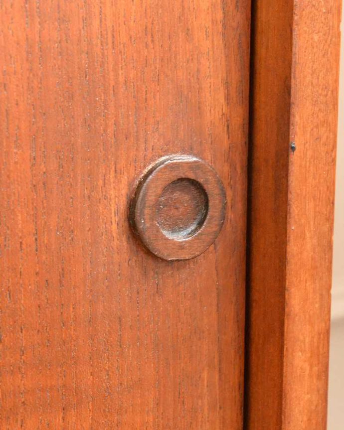 アンティークのキャビネット アンティーク家具 引き戸のヴィンテージガラスキャビネット、引き戸タイプのショーケース。デザインの一部になっていますオシャレな取っ手のデザインは、家具のデザインの一部。(x-1114-f)