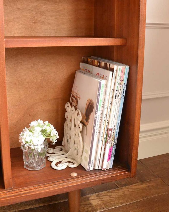 アンティークのキャビネット アンティーク家具 引き戸のヴィンテージガラスキャビネット、引き戸タイプのショーケース。扉の中は収納たっぷりA4サイズの雑誌までしっかり収納出来ちゃう大きさ。(x-1114-f)