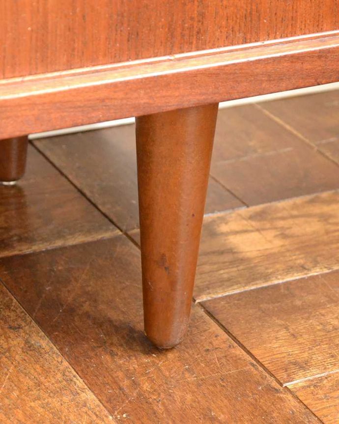 アンティークのキャビネット アンティーク家具 引き戸のヴィンテージガラスキャビネット、引き戸タイプのショーケース。スッキリとした脚の裏には…Handleの家具の脚裏にはフェルトキーパーをお付けしています。(x-1114-f)