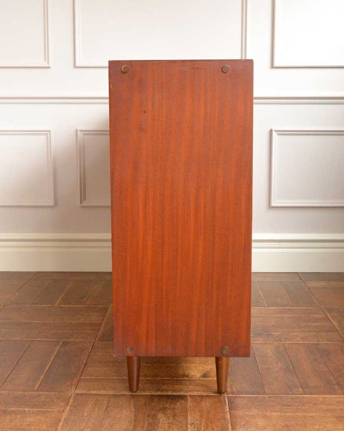 アンティークのキャビネット アンティーク家具 引き戸のヴィンテージガラスキャビネット、引き戸タイプのショーケース。横から見てもスッキリどこから見てもスッキリとしてステキなヴィンテージ家具。(x-1114-f)