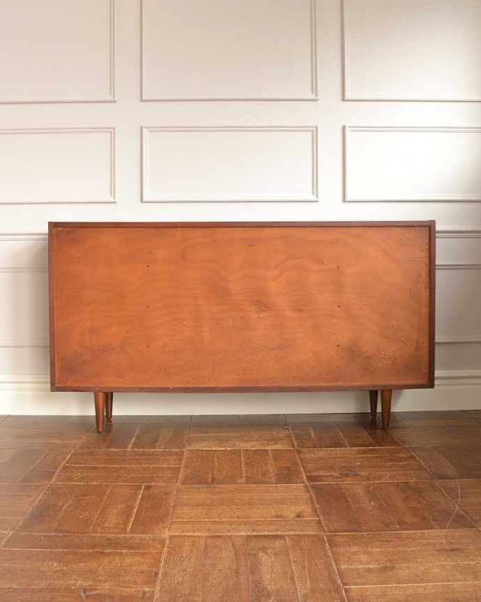 アンティークのキャビネット アンティーク家具 引き戸のヴィンテージガラスキャビネット、引き戸タイプのショーケース。後ろ姿もキレイですビンテージは新品ではないので、もちろん経年変化によるキズはあります。(x-1114-f)