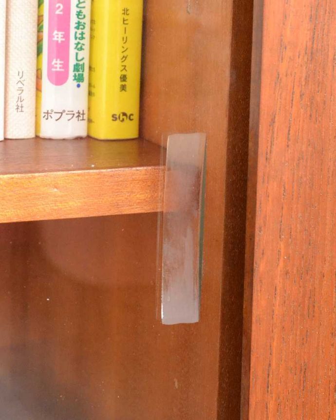 アンティークのキャビネット アンティーク家具 引き戸のヴィンテージガラスキャビネット、引き戸タイプのショーケース。ガラス扉の取っ手はこんな感じ。(x-1114-f)