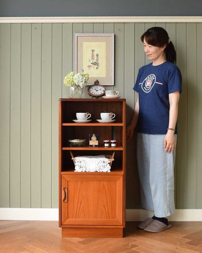 G-PLAN(Gプラン)　アンティーク家具　北欧スタイルのヴィンテージ家具、小ぶりで使いやすいG-PLAN社のスモールキャビネット。スッキリとしたシンプルなデザイン北欧スタイルのデザインは、やっぱり見た目がカッコいい！シンプルなのでどんなお部屋にも似合います。(x-1115-f)