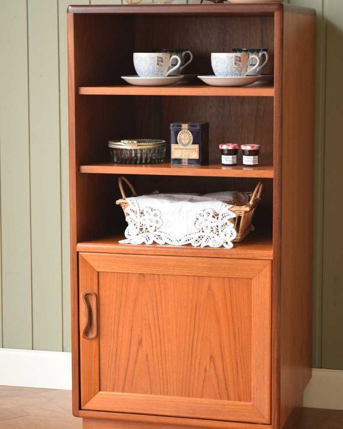 G-PLAN(Gプラン)　アンティーク家具　北欧スタイルのヴィンテージ家具、小ぶりで使いやすいG-PLAN社のスモールキャビネット。見えない所もこだわっていますヴィンテージの家具は年代が若いので簡単な修復だけでも使えちゃうんだけれど、長く使って頂けるように、見えない部分もしっかりこだわって修復しています。(x-1115-f)