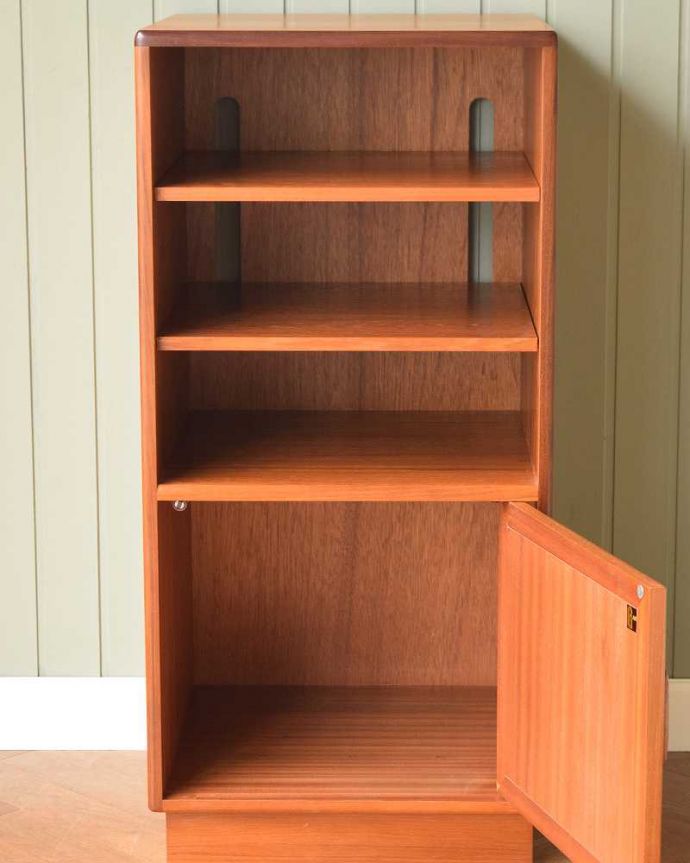 G-PLAN(Gプラン)　アンティーク家具　北欧スタイルのヴィンテージ家具、小ぶりで使いやすいG-PLAN社のスモールキャビネット。扉の中を開けてみましょう扉を開けてみると、中はこんな感じに仕上がっています。(x-1115-f)