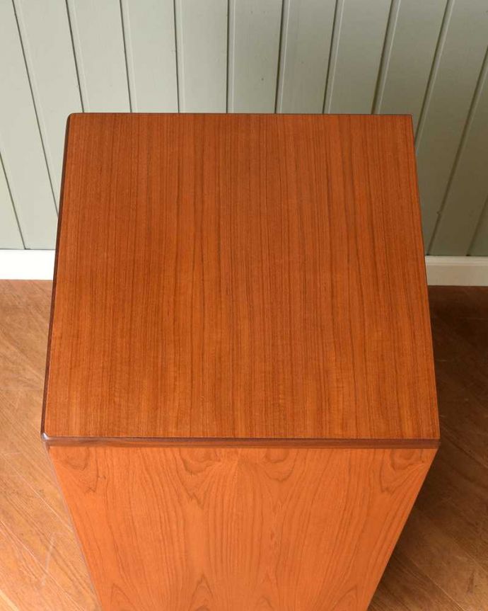 G-PLAN(Gプラン)　アンティーク家具　北欧スタイルのヴィンテージ家具、小ぶりで使いやすいG-PLAN社のスモールキャビネット。上から見ると･･･天板の上にものを乗せて使えるように塗装もキレイに仕上げました。(x-1115-f)