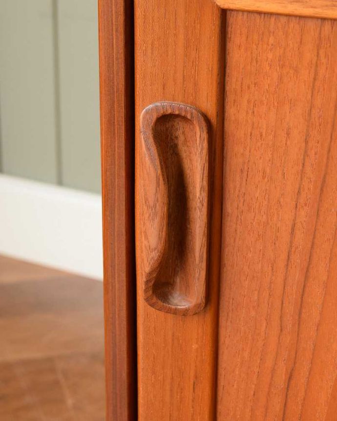 G-PLAN(Gプラン)　アンティーク家具　北欧スタイルのヴィンテージ家具、小ぶりで使いやすいG-PLAN社のスモールキャビネット。シンプルでカッコいい取っ手北欧デザインらしいシンプルなデザインの取っ手。(x-1115-f)