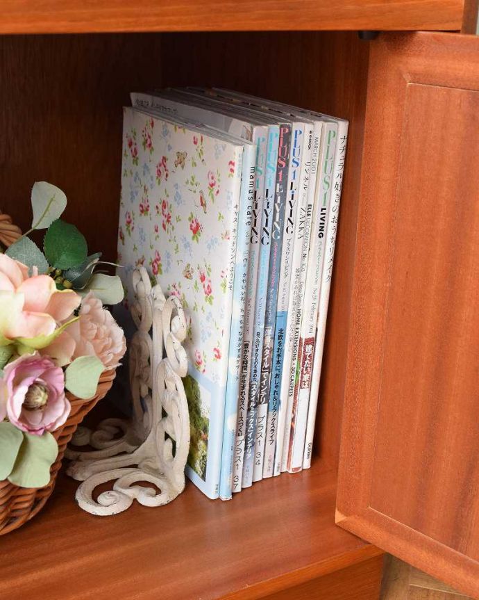 G-PLAN(Gプラン)　アンティーク家具　北欧スタイルのヴィンテージ家具、小ぶりで使いやすいG-PLAN社のスモールキャビネット。扉の中は収納たっぷりA4サイズの雑誌までしっかり収納出来ちゃう大きさ。(x-1115-f)