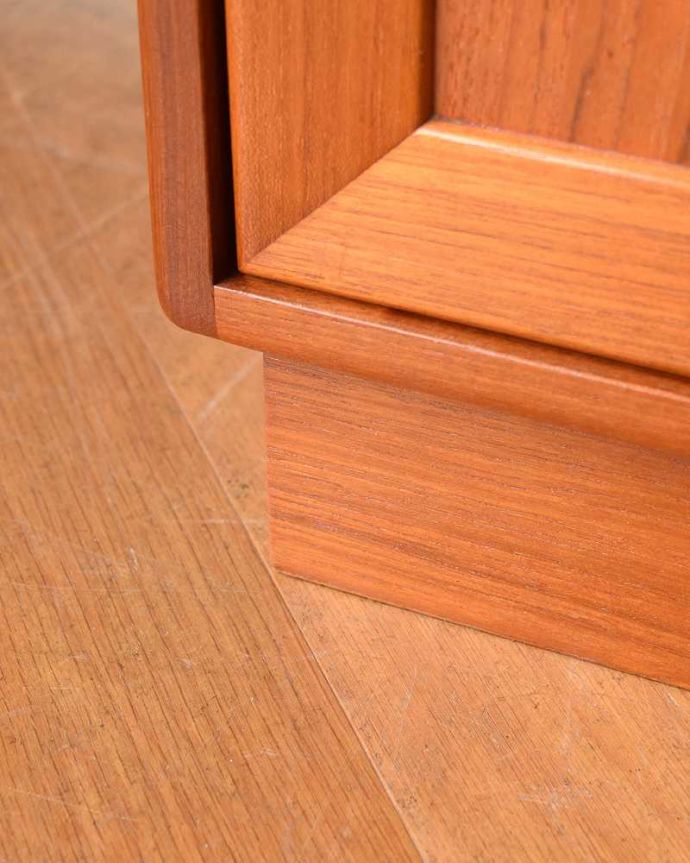 G-PLAN(Gプラン)　アンティーク家具　北欧スタイルのヴィンテージ家具、小ぶりで使いやすいG-PLAN社のスモールキャビネット。女性１人でラクラク運べちゃうんですHandleのアンティークは、脚の裏にフェルトキーパーをお付けしています。(x-1115-f)