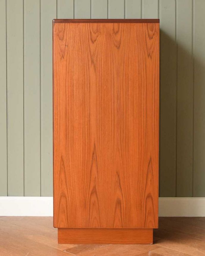 G-PLAN(Gプラン)　アンティーク家具　北欧スタイルのヴィンテージ家具、小ぶりで使いやすいG-PLAN社のスモールキャビネット。横から見てもステキ横から見てもスッキリとしてカッコいい！。(x-1115-f)