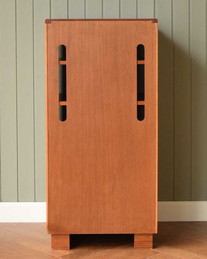 G-PLAN(Gプラン)　アンティーク家具　北欧スタイルのヴィンテージ家具、小ぶりで使いやすいG-PLAN社のスモールキャビネット。後ろ姿はこんな感じアンティークは新品ではないので、経年変化によるキズはありますが、専門の職人がキレイにお直しをしているので、後ろ姿も見て下さい。(x-1115-f)